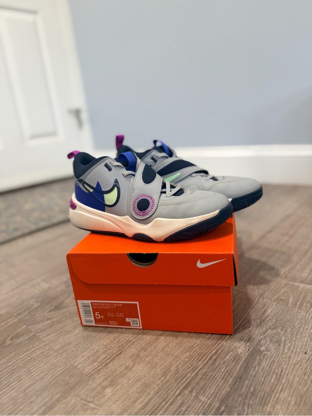 Nike Team Hustle D 11 SE Big Kids Basketball Shoes Wolf Grey Sz 5Y w/ Box